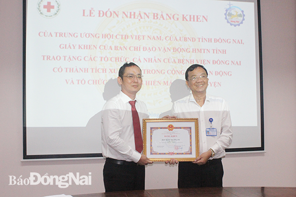 Ông Thái Bình Dương, Trưởng Ban Thi đua khen thưởng tỉnh tặng bằng khen của Trung ương Hội Chữ thập đỏ Việt Nam cho tập thể Bệnh viện Đa khoa Đồng Nai.
