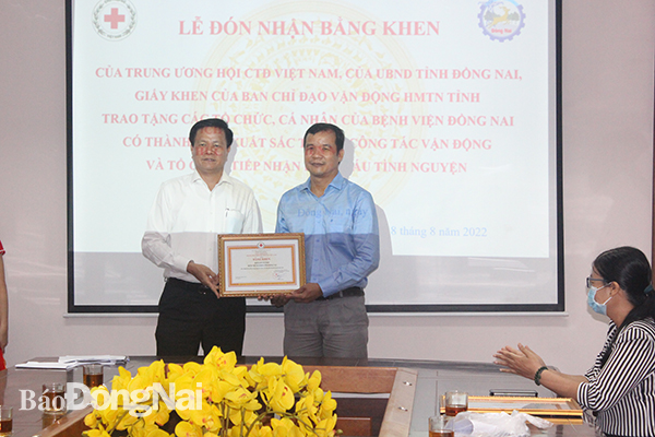 Phó giám đốc Sở Y tế Nguyễn Văn Bình tặng bằng khen của UBND tỉnh cho tập thể khoa Huyết học, truyền máu Bệnh viện Đa khoa Đồng Nai.