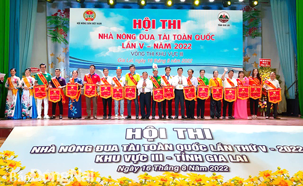 Lãnh đạo Trung ương Hội Nông dân Việt Nam và lãnh đạo tỉnh Gia Lai trao quà và cờ lưu niệm cho Hội Nông dân 16 tỉnh, thành miền Trung - Tây Nguyên tham gia hội thi.