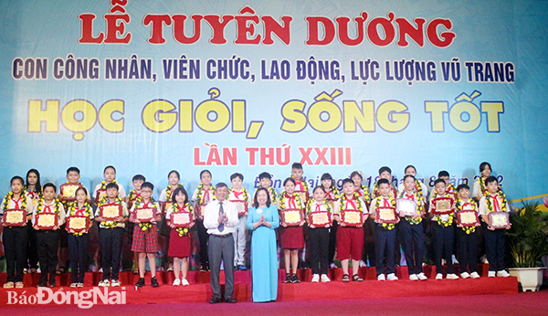 Phó bí thư thường trực Tỉnh ủy Hồ Thanh Sơn và Phó chủ tịch Tổng liên đoàn lao động Việt Nam Thái Thu Xương trao thưởng cho các em học sinh Học giỏi, sống tốt năm 2022