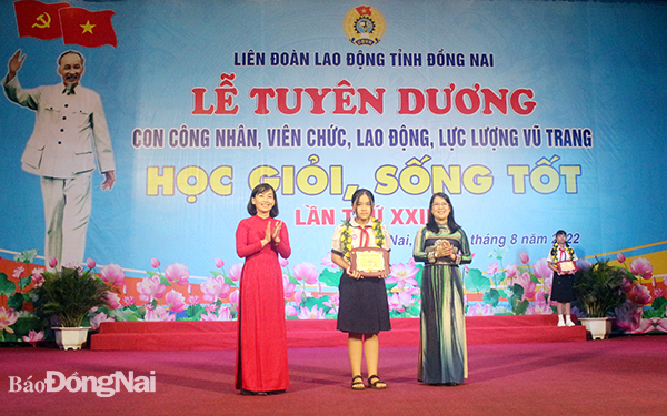 Chủ tịch Liên đoàn Lao động tỉnh Nguyễn Thị Như Ý và Giám đốc Sở GD-ĐT Trương Thị Kim Huệ trao thưởng cho các em học sinh tại buổi lễ