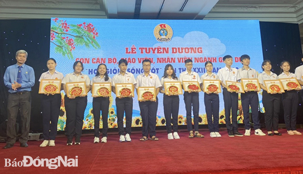 Phó chủ tịch Liên đoàn Lao động tỉnh Hồ Thanh Hồng trao khen thưởng cho con em trong ngành có thành tích học giỏi sống tốt