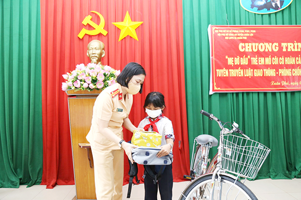 Cháu Trần Thị Quỳnh Như (11 tuổi, ngụ xã Xuân Phú, H.Xuân Lộc) vui mừng khi được mẹ đỡ đầu tặng quà chuẩn bị cho năm học mới 2022-2023