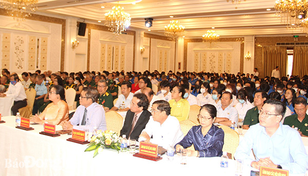 Các đại biểu cùng hơn 400 sinh viên Việt Nam và sinh viên Lào đang theo học tại các trường đại học, cao đẳng trên địa bàn tỉnh tham gia chương trình nói chuyện chuyên đề quan hệ hữu nghị Việt Nam  - Lào.