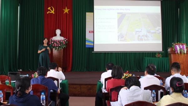  TS Võ Thị Kim Sa, Phó hiệu trưởng Trường Cán bộ quản lý nông nghiệp và phát triển nông thôn 2 chia sẻ những kinh nghiệm phát triển HTX của các địa phương tại hội nghị