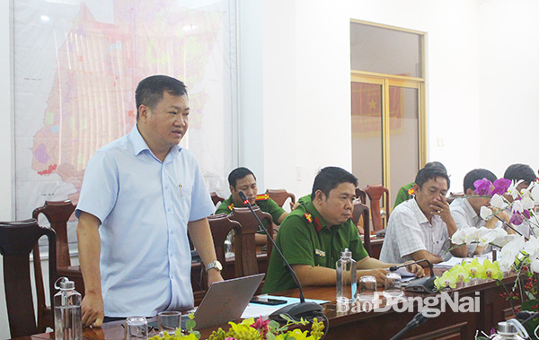 Phó chủ tịch UBND TP.Long Khánh Tăng Quốc Lập báo cáo về công tác quản lý sau cai nghiện tại địa phương. Ảnh: Tố Tâm