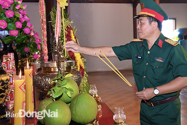 Đại tá Vũ Văn Điền dâng hương tại Đền thờ đại tướng Võ Nguyên Giáp và các danh tướng miền Đông