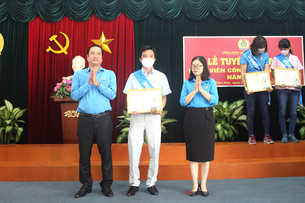 Anh Phạm Văn Châu, làm việc Công ty TNHH Công nghiệp Brother Sài Gòn (TP.Biên Hòa) được Công đoàn Khu công nghiệp Biên Hòa khen thưởng đoàn viên tiêu biểu trong Tháng Công nhân năm 2022