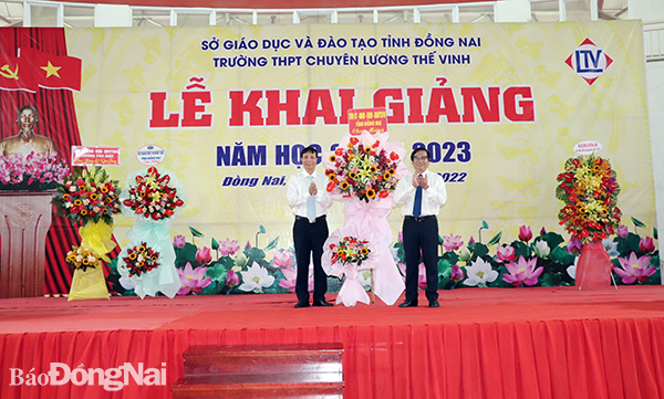 Phó chủ tịch UBND tỉnh Nguyễn Sơn Hùng tặng hoa chúc mừng lễ khai giảng của Trường THPT chuyên Lương Thế Vinh