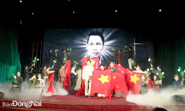 Một cảnh trong vở cải lương Nợ nước non được Nhà hát Cải lương Việt Nam công diễn tại TP.Biên Hòa năm 2022. Ảnh: L.Na