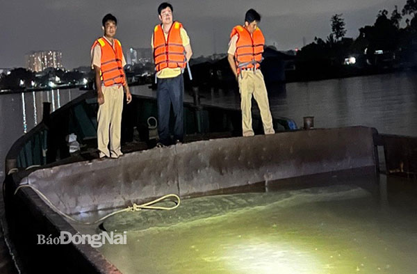 Tổ công tác đặc biệt Phòng Cảnh sát giao thông Công an tỉnh bắt 4 ghe bơm hút, vận chuyển cát trái phép trên sông Đồng Nai vào khuya 5-9, rạng sáng 6-9. Ảnh: CTV