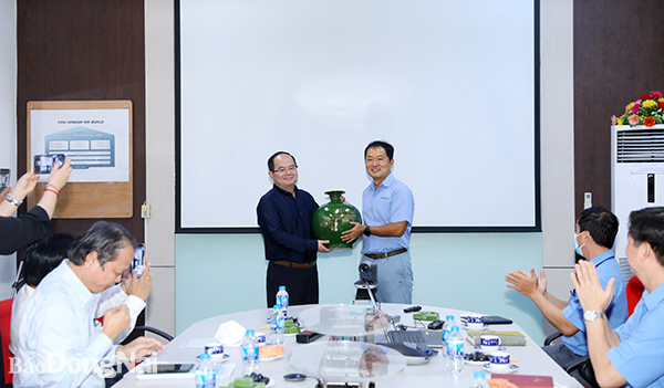 Phó bí thư Tỉnh ủy Quản Minh Cường tặng quà cho Tổng giám đốc Công ty Changshin Việt Nam