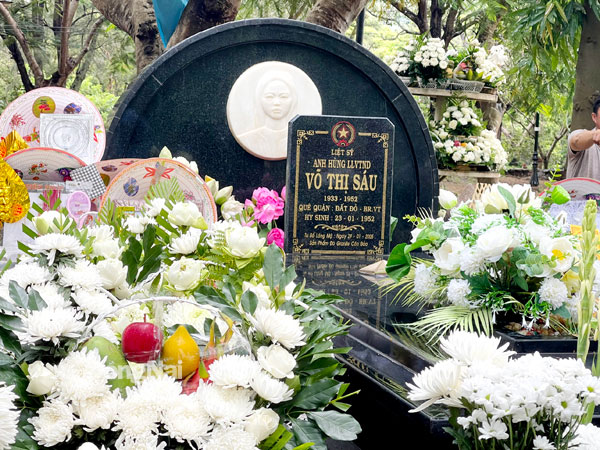 Mộ anh hùng, liệt sĩ Võ Thị Sáu được đặt tại  Nghĩa trang Hàng Dương (H.Côn Đảo, tỉnh Bà Rịa - Vũng Tàu)  là một trong những điểm tham quan nổi tiếng ở Côn Đảo. Ảnh: CTV
