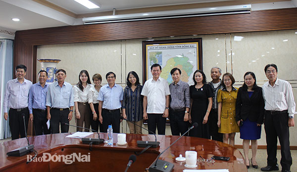 Các đồng chí lãnh đạo tỉnh chụp hình lưu niệm với Đảng đoàn Hội Văn học nghệ thuật Đồng Nai. Ảnh: My Ny