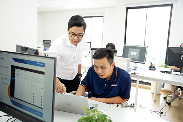 Anh Lê Yên Thanh hướng dẫn nhân viên của công ty thực hiện kế hoạch để cho ra mắt những sản phẩm, giải pháp mới