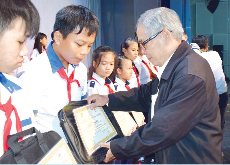 Ông Nguyễn Trùng Phương, Chủ tịch Hội Khuyến học tỉnh khóa IV (nhiệm kỳ 2016-2021) trao học bổng cho các học sinh có hoàn cảnh khó khăn