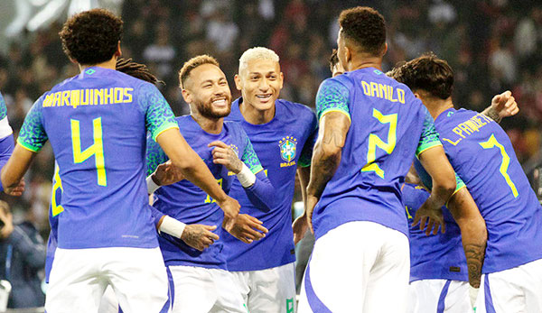 Neymar, Richarlison chung vui cùng đồng đội trong trận thắng Tunisia 5-1