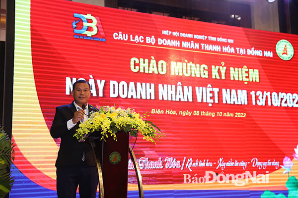 Chủ nhiệm CLB Doanh nhân Thanh Hóa tại Đồng Nai Trịnh Đình Dũng phát biểu chào mừng Ngày doanh nhân Việt Nam. Ảnh: Huy Anh