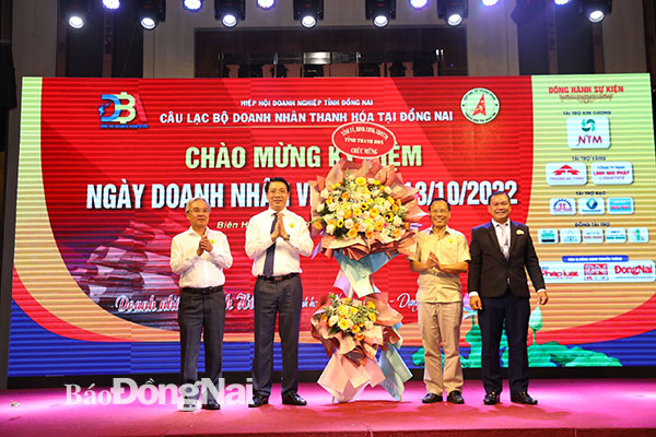 Phó chủ tịch UBND tỉnh Thanh Hóa Lê Đức Giang (thứ 2 từ trái qua) tặng hoa chúc mừng. Ảnh: Huy Anh