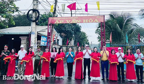 Các đại biểu cắt băng khánh thành tuyến đường ấp 3, xã Phước Bình