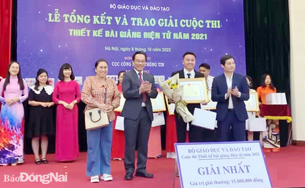 Thứ trưởng Bộ GD-ĐT Hoàng Minh Sơn trao giải nhất cho thầy Nguyễn Thành Hiệp (Ảnh: CTV)