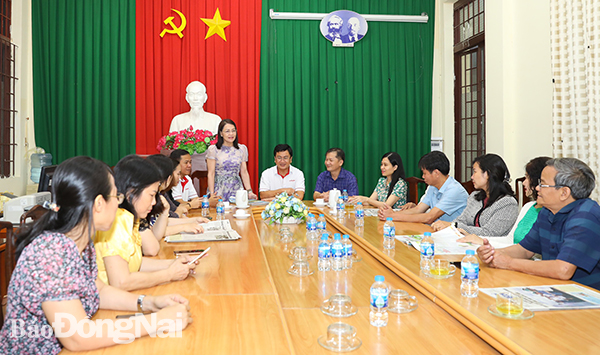 Tổng biên tập Báo Lâm Đồng Quảng Ngãi Nguyễn Phú Đức trao đổi tại buổi làm việc