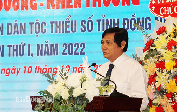 Phó chủ tịch UBND tỉnh Nguyễn Sơn Hùng phát biểu tại lễ tuyên dương. Ảnh: Sông Thao
