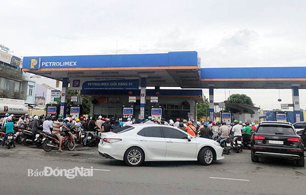 Rất đông người dân chờ đổ xăng tại một cửa hàng xăng dầu trên đường Hà Huy Giáp (TP.Biên Hòa) vào sáng 10-10. Ảnh: Hải Quân