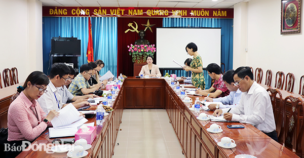 Bà Lưu Thị Hà, Phó chủ tịch Ủy ban MTTQ Việt Nam tỉnh, Phó chủ tịch Hội đồng phổ biến, giáo dục pháp luật tỉnh phát biểu tại buổi làm việc với Sở KH-ĐT