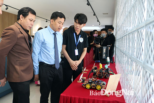Lãnh đạo Sở KH-CN tham quan phòng trưng bày sản phẩm và giới thiệu công nghệ sản xuất của Trường đại học Công nghệ Đồng Nai