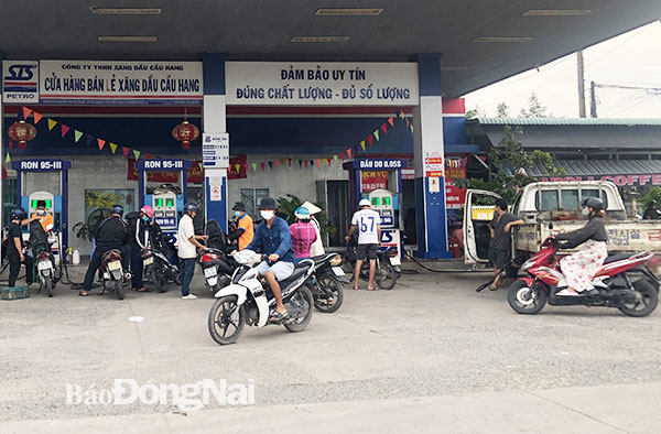 Một cửa hàng xăng dầu ở P.Bửu Hòa, TP.Biên Hòa đã mở bán trở lại vào sáng 13-10. Ảnh: Hải Hà
