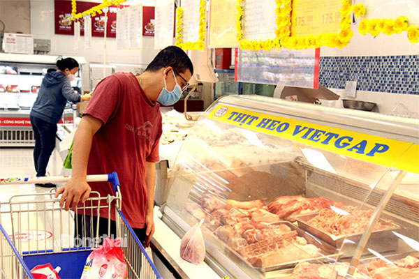 Người tiêu dùng chọn mua các sản phẩm thịt heo tại một siêu thị ở TP.Biên Hòa. Ảnh: Hải Hà
