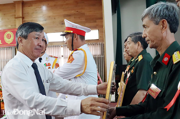 Phó bí thư thường trực Tỉnh ủy Hồ Thanh Sơn tặng bằng khen của UBND tỉnh cho các tập thể