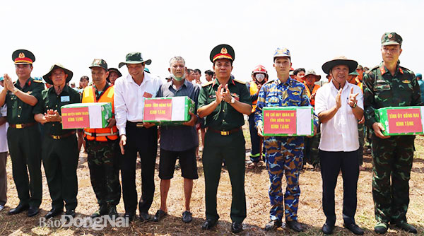 Lãnh đạo tỉnh, huyện tặng quà các đơn vị tham gia diễn tập khu vực phòng thủ H.Nhơn Trạch. Ảnh: Nguyệt Hà