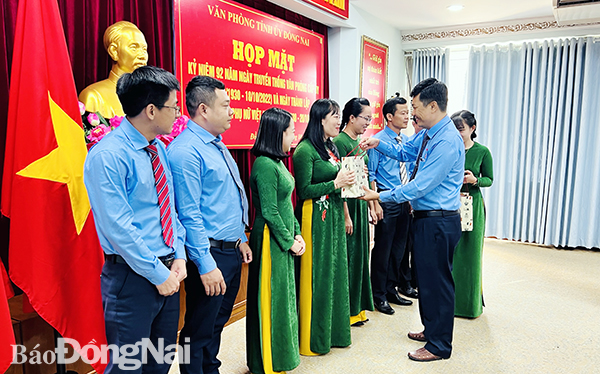 Chánh văn phòng Tỉnh ủy Viên Hồng Tiến trao quà cho các cán bộ, công chức Văn phòng Tỉnh ủy