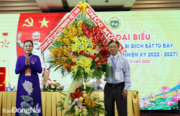 Đại diện Ban Liên lạc Hội Chiến sĩ Cách mạng bị địch bắt tù đày Việt Nam tặng hoa chúc mừng đại hội