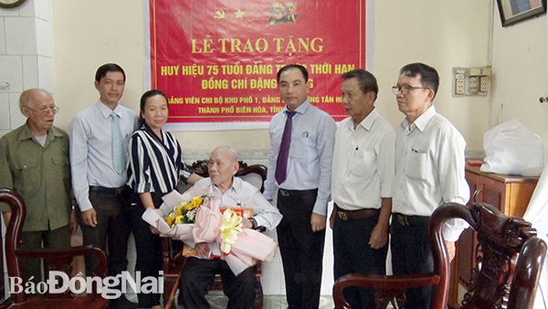 Lãnh đạo TP.Biên Hòa và P.Tân Hiệp chụp hình lưu niệm với đảng viên Đặng Hoàng