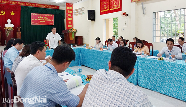 Đồng chí Đào Văn Phước, Trưởng ban Dân vận Tỉnh ủy, Trưởng đoàn kiểm tra phát biểu tại buổi làm việc tại xã Hưng Lộc (ảnh: Nhật Quang)