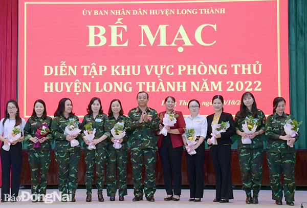 Đại tá Vũ Văn Điền tặng hoa các chị em nữ và lãnh đạo nữ khung tập và tham quan diễn tập KVPT tại H.Long Thành