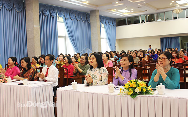 Cán bộ nữ các cơ quan khối Đảng, MTTQ và đoàn thể chính trị xã hội cấp tỉnh họp mặt Kỷ niệm 92 năm Ngày thành lập Hội LHPN Việt Nam. Ảnh: My Ny