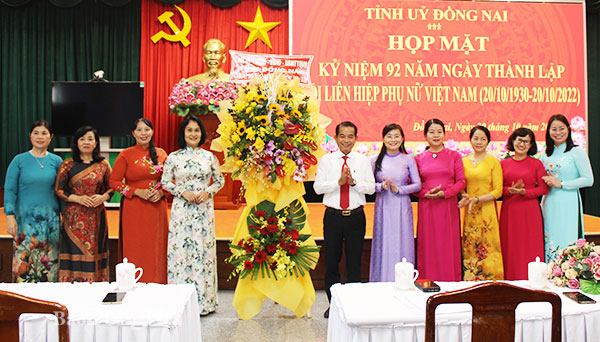 Đồng chí Thái Bảo, Chủ tịch HĐND tỉnh tặng hoa chúc mừng cán bộ nữ các cơ quan khối Đảng, MTTQ và đoàn thể chính trị xã hội cấp tỉnh. Ảnh: My Ny