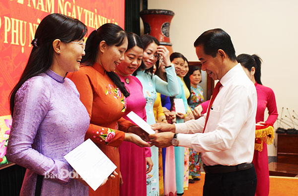 Đồng chí Thái Bảo, Chủ tịch HĐND tỉnh tặng quà chúc mừng cán bộ nữ các cơ quan khối Đảng, MTTQ và đoàn thể chính trị xã hội cấp tỉnh. Ảnh: My Ny