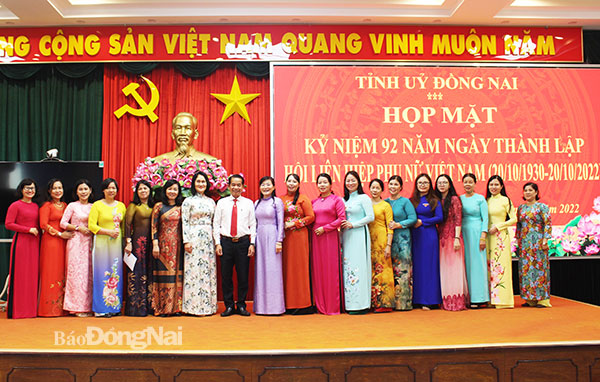 Đồng chí Thái Bảo, Chủ tịch HĐND tỉnh chụp hình lưu niệm với cán bộ nữ các cơ quan khối Đảng, MTTQ và đoàn thể chính trị xã hội cấp tỉnh. Ảnh: My Ny