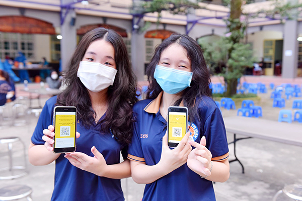 Học sinh Trường TH-THCS-THPT Bùi Thị Xuân (TP.Biên Hòa) dùng điện thoại thông minh để tải ứng dụng thông tin tiêm vaccine