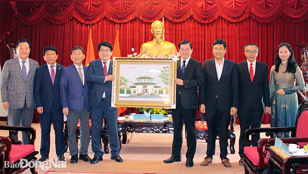 Bí thư Tỉnh ủy Nguyễn Hồng Lĩnh trao quà lưu niệm của tỉnh Đồng Nai tới đoàn công tác