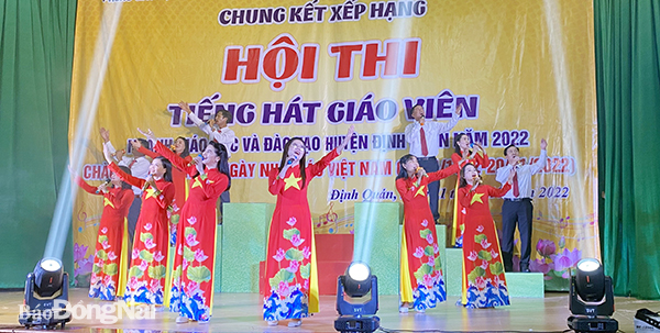 Tiết mục "Vinh quang người giáo viên nhân dân" của trường THCS Ngô Thời Nhiệm xuất sắc đạt giải nhất ở thể loại ca múa