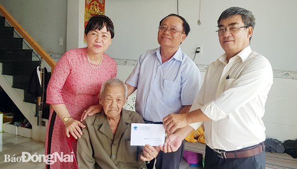 Thăm tặng quà cụ Vòng Cẩm Cóng, 101 tuổi, P. Xuân Thanh