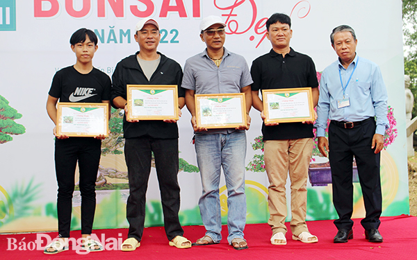  Ban tổ chức trao giải nhất cho các nghệ nhân, nhà vườn tham gia Hội thi bonsai đẹp