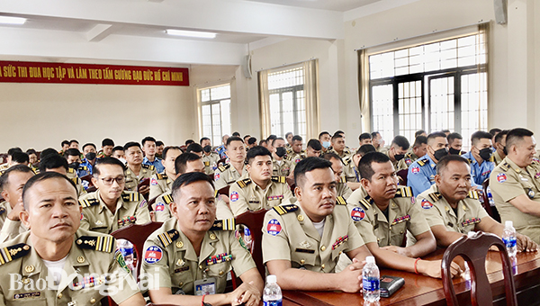 Đoàn học viên Campuchia giao lưu, học tập tại Công an H.Định Quán. 