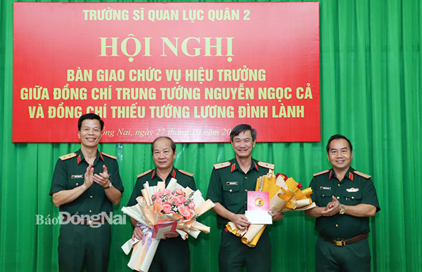 Thủ trưởng Bộ Quốc phòng và Nhà trường tặng hoa chúc mừng đồng chí Trung tướng Nguyễn Ngọc Cả và Thiếu tướng Lương Đình Lành. Ảnh: Ngọc Hùng
